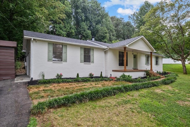 1122 Ridgecrest Dr, Dickson, TN 37055 - view of front of house featuring covered porch and a front lawn
