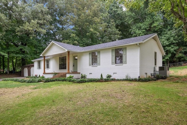 1122 Ridgecrest Dr, Dickson, TN 37055 - view of front of home featuring a front lawn, a porch, a garage, crawl space, and view of wooded area
