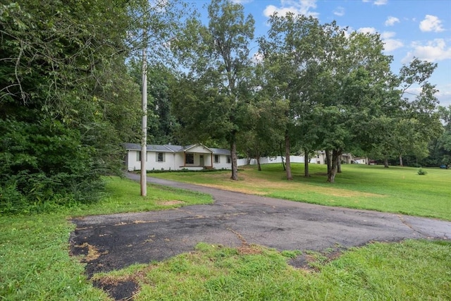 1122 Ridgecrest Dr, Dickson, TN 37055 - view of front of house with a front yard