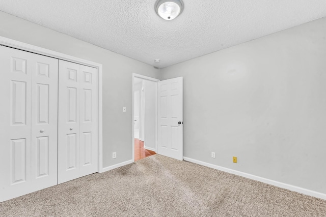 720 Superior Ln, Clarksville, TN 37043 - unfurnished bedroom featuring carpet, a textured ceiling, and a closet