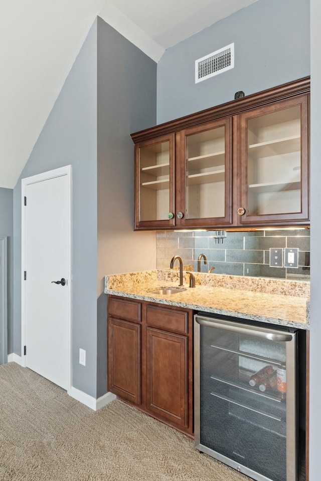 5010 Moretto Ct, Spring Hill, TN 37174 - indoor wet bar with beverage cooler, light carpet, backsplash, and lofted ceiling