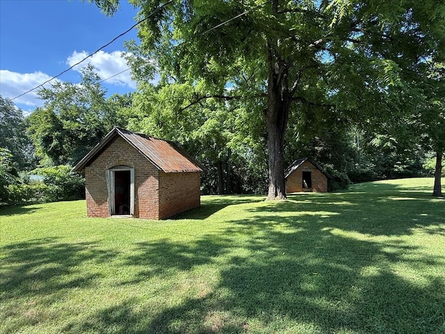 318 David St, Lawrenceburg, TN 38464 - view of green lawn with a shed