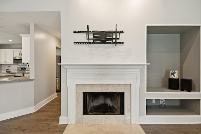 808 Garrett Way Ct, Antioch, TN 37013 - living area featuring wood finished floors, a premium fireplace, and recessed lighting