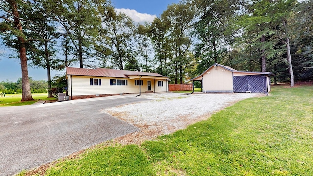 4321 Lynchburg Rd, Winchester, TN 37398 - single story home with asphalt driveway and a metal roof