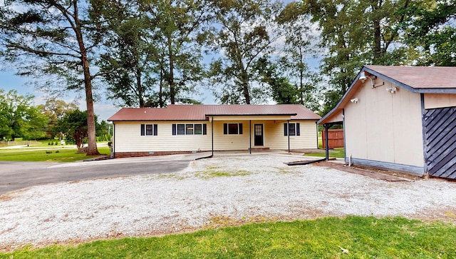 4321 Lynchburg Rd, Winchester, TN 37398 - single story home with a metal roof