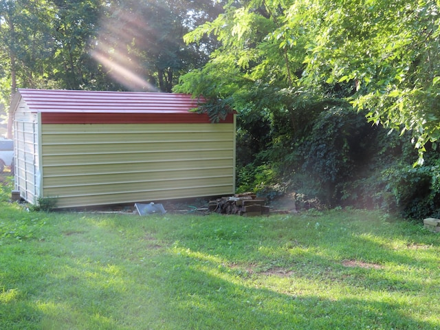 910 17th Ave E, Springfield, TN 37172 - view of green lawn with a storage shed