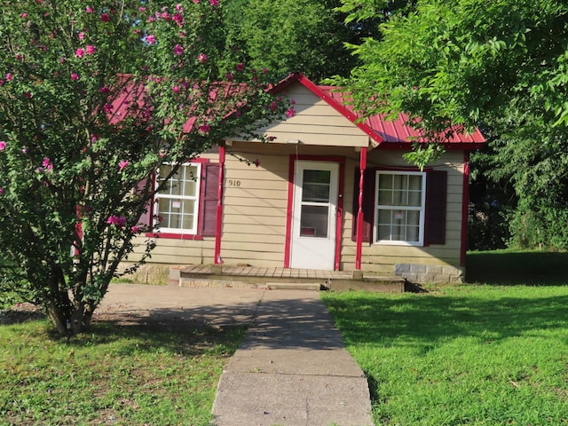 910 17th Ave E, Springfield, TN 37172 - bungalow-style home with a front lawn and a metal roof