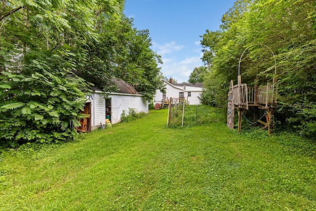 104 3rd Ave, Columbia, TN 38401 - view of grassy yard featuring a storage shed