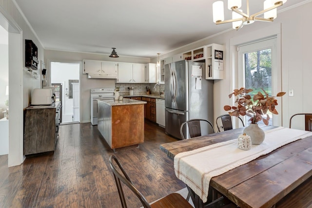 4985 Shihmen Dr, Antioch, TN 37013 - kitchen with white appliances, a chandelier, a kitchen island, under cabinet range hood, and tasteful backsplash