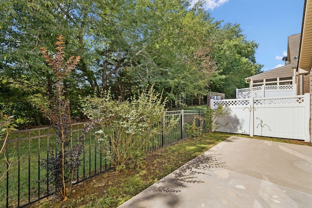 1037 Irish Way, Spring Hill, TN 37174 - view of yard with a patio area
