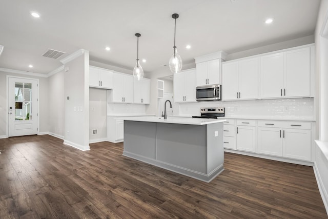 1922 Hildebrand Ln, Columbia, TN 38401 - kitchen featuring stainless steel appliances, tasteful backsplash, dark wood-style flooring, recessed lighting, and light countertops