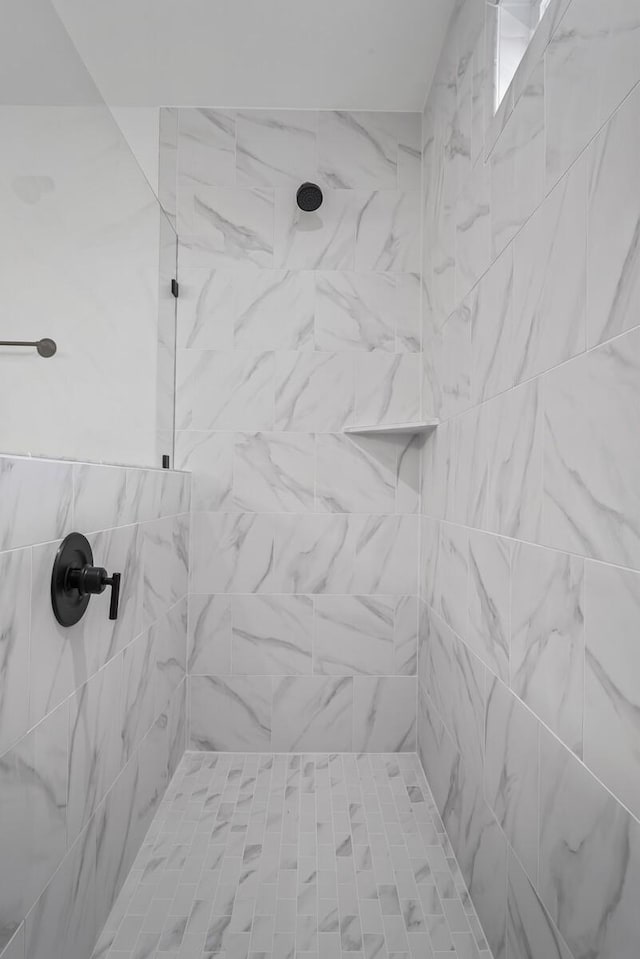 1922 Hildebrand Ln, Columbia, TN 38401 - bathroom featuring a tile shower
