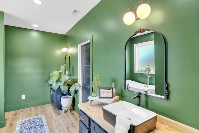 426 Maple Bend Rd, Winchester, TN 37398 - full bath featuring wood finished floors and recessed lighting