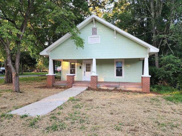 810 Lynwood St, Winchester, TN 37398 - bungalow featuring covered porch