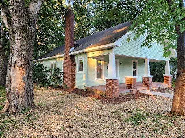 810 Lynwood St, Winchester, TN 37398 - bungalow with a chimney and a porch