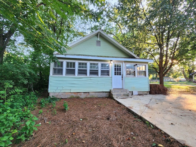 810 Lynwood St, Winchester, TN 37398 - bungalow featuring entry steps