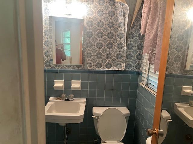 320 Shepherd Hills Dr, Madison, TN 37115 - bathroom featuring wallpapered walls, a wainscoted wall, and tile walls