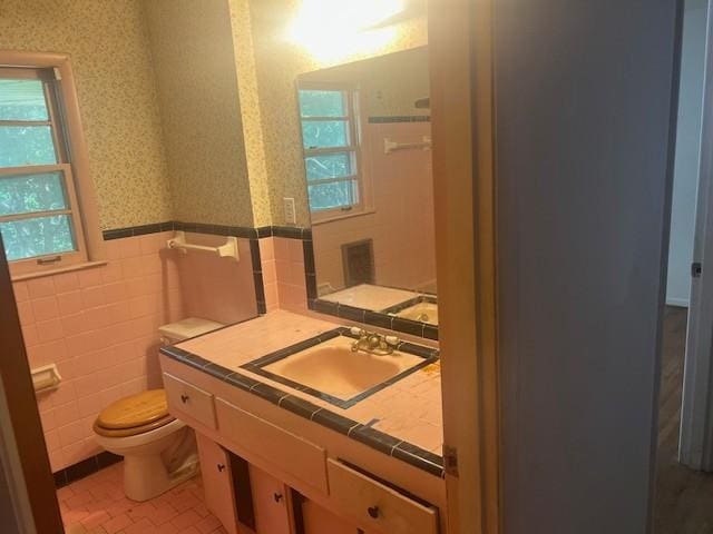 320 Shepherd Hills Dr, Madison, TN 37115 - bathroom with vanity, tile walls, and wainscoting