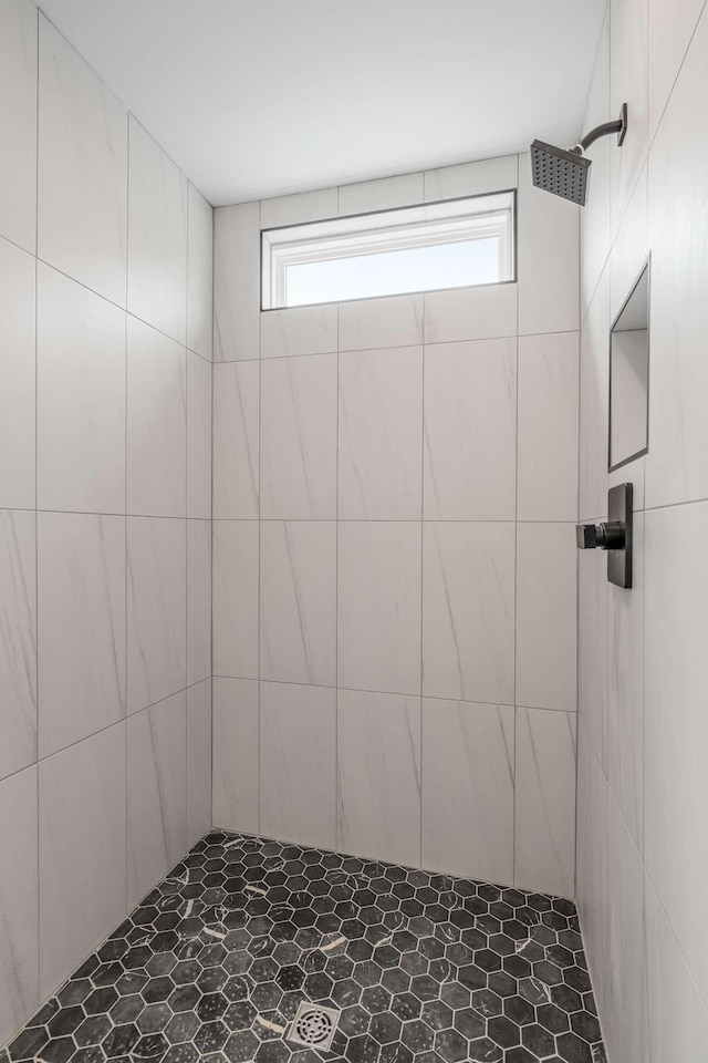 1823 River Dr, Nashville, TN 37218 - full bathroom with a tile shower