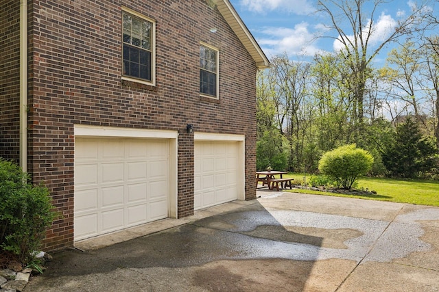 6002 Temple Rd, Nashville, TN 37221 - garage featuring asphalt driveway
