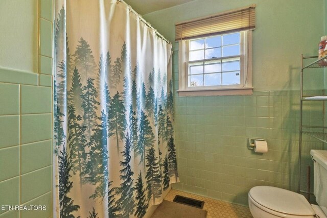 110 Clark Ave, Jamestown, TN 38556 - full bath featuring tile walls, tile patterned flooring, wainscoting, and a shower with curtain