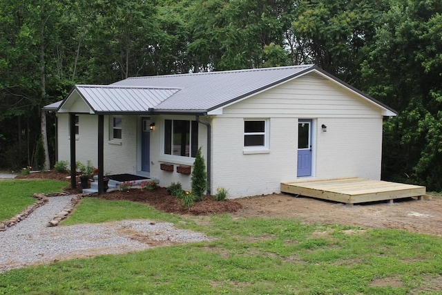 762 Austin Bottom Rd, Baxter, TN 38544 - single story home featuring brick siding, a metal roof, a front yard, and a deck