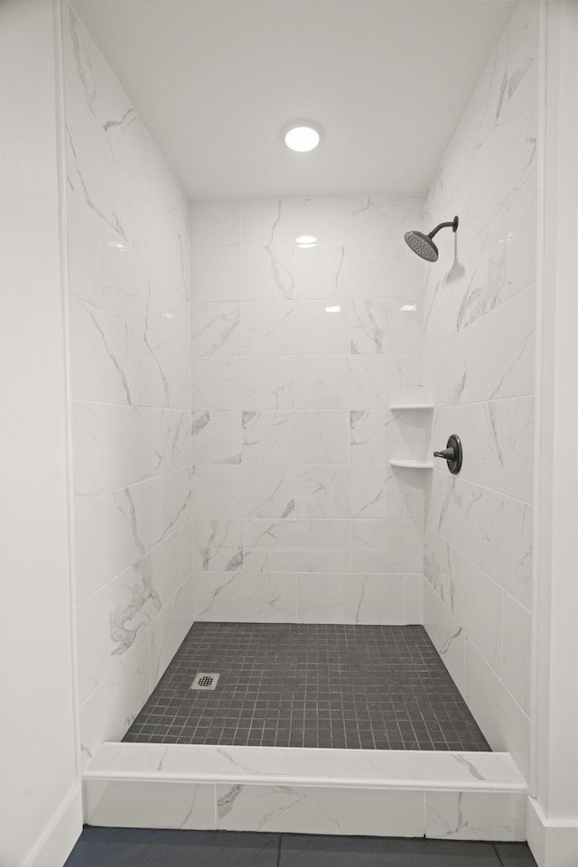 5670 Lakeview Rd, Springfield, TN 37172 - bathroom featuring tiled shower