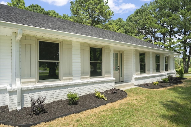 5670 Lakeview Rd, Springfield, TN 37172 - view of front of home featuring a shingled roof, a front yard, and covered porch