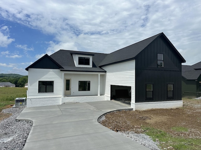 95 Crenshaw Rd, Hartsville, TN 37074 - modern farmhouse featuring board and batten siding and a shingled roof
