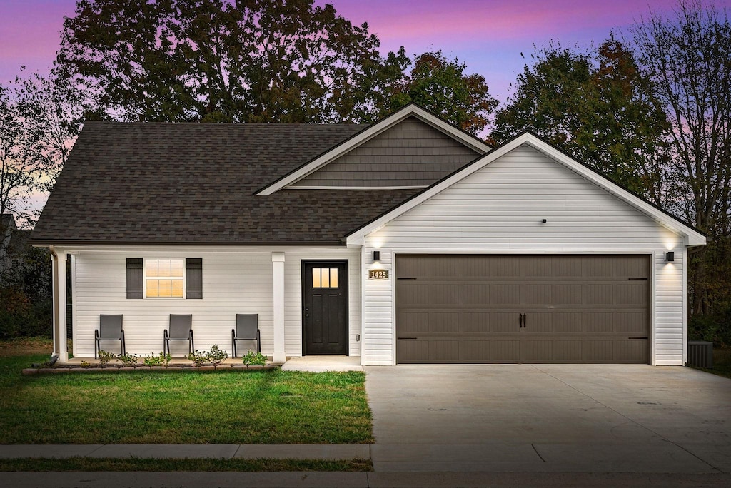 1425 Fredrick Dr, Clarksville, TN 37042 - view of front of property featuring roof with shingles, a garage, driveway, and a front yard