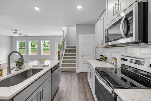 564 Twyla Dr, Lebanon, TN 37087 - kitchen with stainless steel appliances, backsplash, dark wood-style floors, a ceiling fan, and gray cabinets