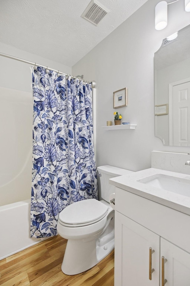 4858 Chelanie Cir, Murfreesboro, TN 37129 - bathroom featuring wood finished floors, vanity, shower / bath combo with shower curtain, and a textured ceiling