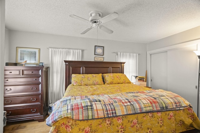 1509 5th Ave W, Springfield, TN 37172 - bedroom with wood finished floors, a closet, a textured ceiling, and a ceiling fan