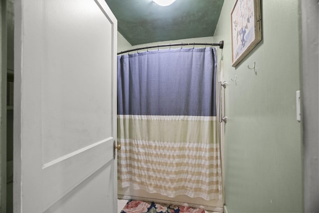 1509 5th Ave W, Springfield, TN 37172 - bathroom featuring curtained shower