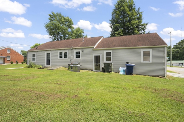 1509 5th Ave W, Springfield, TN 37172 - back of property with a lawn