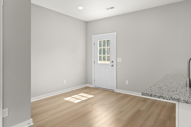 415 9th St, Clarksville, TN 37040 - foyer entrance with light wood-style flooring and recessed lighting
