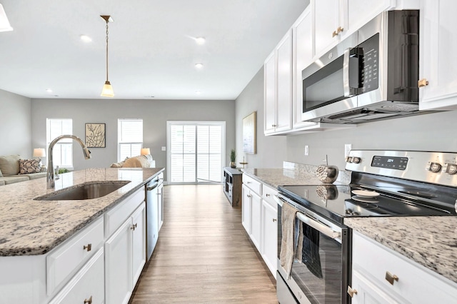 258 Dartmoor Pl, Goodlettsville, TN 37072 - kitchen featuring stainless steel appliances, open floor plan, light wood-type flooring, white cabinets, and recessed lighting
