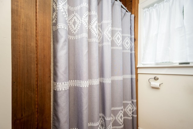 540 Powell Hollow Rd, Tullahoma, TN 37388 - bathroom featuring a shower with curtain