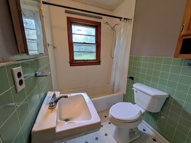 3007 Green Hill Dr, Centerville, TN 37033 - full bath featuring tile walls, shower / tub combo, and wainscoting