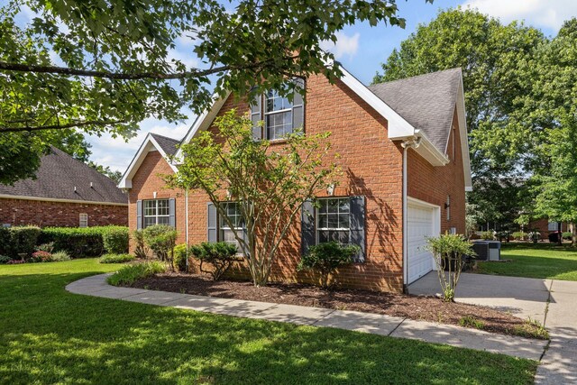 236 Comer Cir, Murfreesboro, TN 37128 - traditional home with driveway, brick siding, and a front lawn
