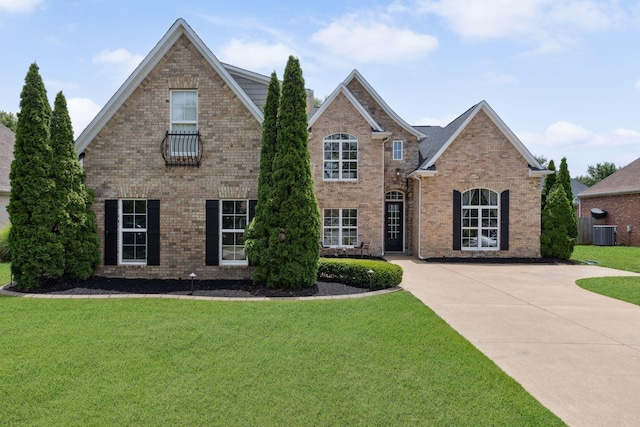 1016 Nealcrest Cir, Spring Hill, TN 37174 - traditional home featuring brick siding and a front lawn
