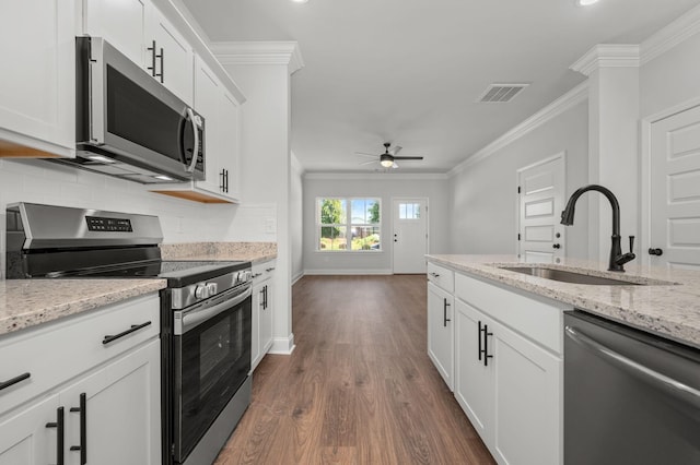508 Rohan Dr, Murfreesboro, TN 37129 - kitchen featuring stainless steel appliances, crown molding, tasteful backsplash, dark wood-style flooring, and a ceiling fan