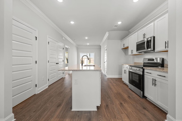 508 Rohan Dr, Murfreesboro, TN 37129 - kitchen with stainless steel appliances, ornamental molding, a center island with sink, white cabinetry, and recessed lighting