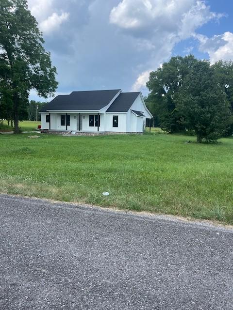 1798 Twin Caves Dr, Lewisburg, TN 37091 - view of front facade with a front lawn