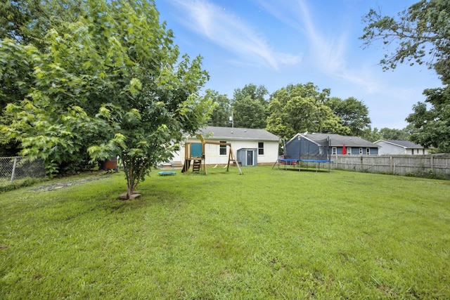 561 Danielle Dr, Clarksville, TN 37042 - fenced backyard featuring a trampoline