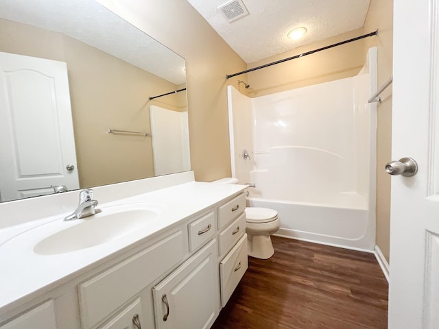 2763 Ridgepole Dr, Clarksville, TN 37040 - bathroom with vanity, wood finished floors, washtub / shower combination, and a textured ceiling