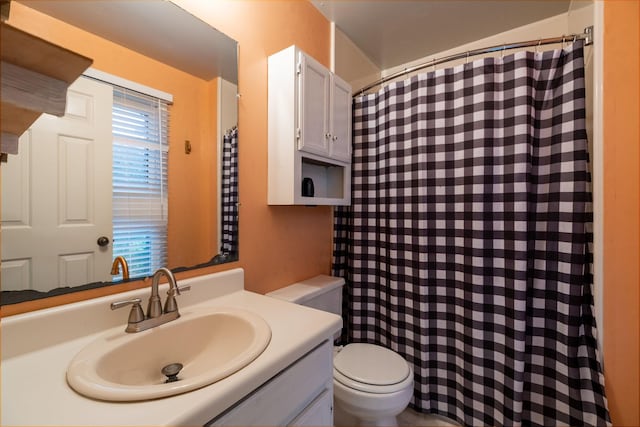4651 Cynthia Ln, Murfreesboro, TN 37127 - full bath with vanity and curtained shower