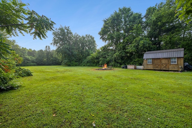 4651 Cynthia Ln, Murfreesboro, TN 37127 - view of grassy yard featuring a storage unit and a view of trees