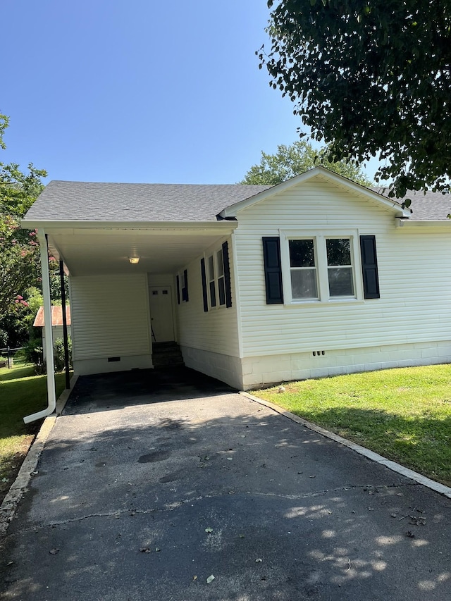 538 Lincoln St, Pulaski, TN 38478 - view of front of home with crawl space, asphalt driveway, an attached carport, and a front lawn