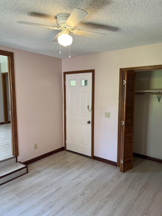 538 Lincoln St, Pulaski, TN 38478 - foyer featuring light wood-style floors, a textured ceiling, and a ceiling fan
